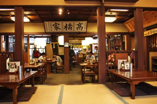 店内を座敷からみたところ。掲げられている看板が趣深い。