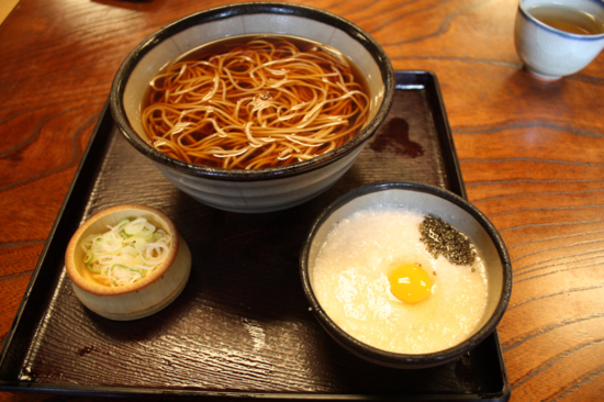 そばは細め。とろろにはとんぶりが!