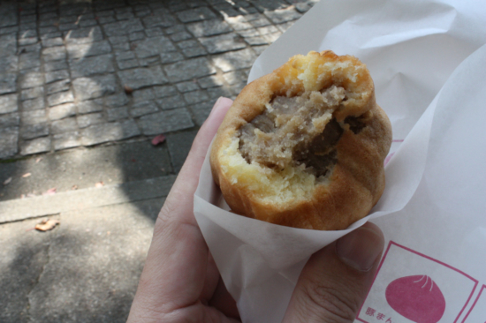 一口食べたところ。渋皮あんがたっぷり入っています。