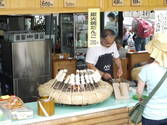 店頭で焼きたての団子にくるみ味噌を塗ってくれます。