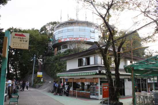 左手にあるのが展望スペース。右のお店が「そば処香住」。背後にあるのはビアマウント会場。