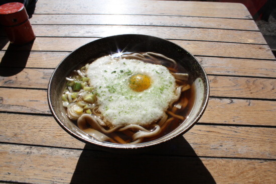 曙亭のとろろそばは、しっかりとした太麺