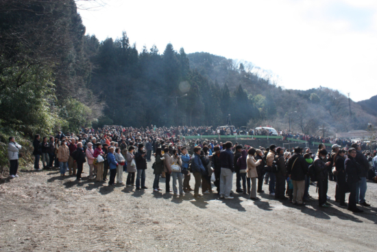 There is a long line waiting for fire crossing before the ritual begins.