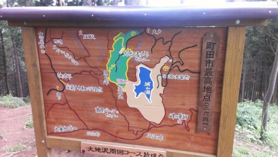 草戸山頂上にあった地図。このあと草戸峠～高尾山口に進みます。
