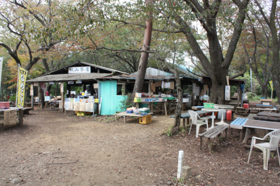 小仏城山の2軒の茶屋。左が城山茶屋。