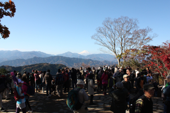 空気が澄んできて富士山がくっきり見える日も。紅葉越しの富士山はきれいです。