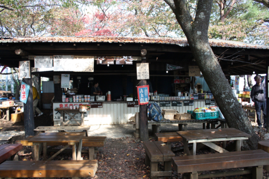 飲み物などのメニューも豊富。たくさんの机とベンチが並び、景色を楽しみながら食べることができる。