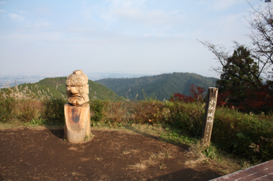 小仏城山から高尾山を望む。