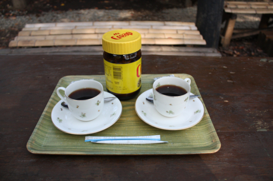 窯焚きのお湯で淹れたコーヒー。200円。この景色の中で飲むコーヒーは格別。