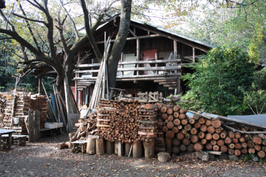 城山茶屋の横に建つ小屋。倒木を利用して建てられた。