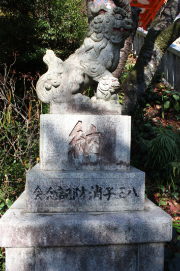 仁王門への階段の脇に「八王子消防記念会」が奉納した像を見つけました。