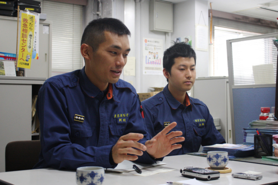阿川消防士長（左：H16年入庁）と小林消防副士長（右：H20年入庁）