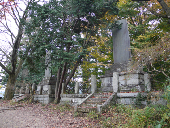 松木曲輪には、２つの石碑が建立されています。