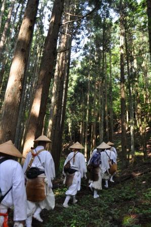 富士登拝徒歩連行の様子。c)高尾山薬王院