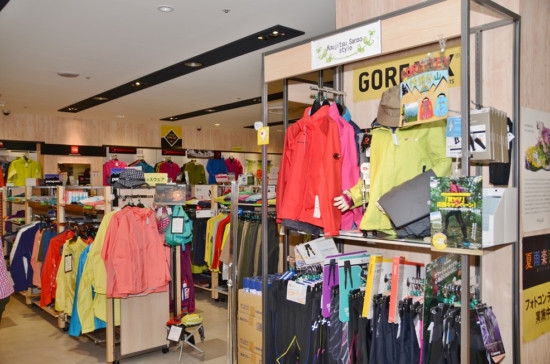 店頭に並ぶウェアの数々。選ぶ楽しみも