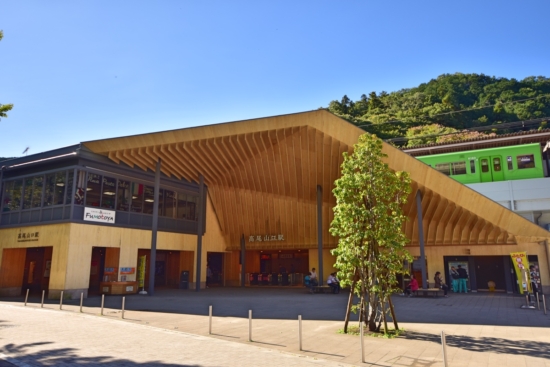 美しい高尾山口駅。デザインは話題の新国立競技場を手がけられた隈研吾氏です。 木のぬくもりが素敵な駅。