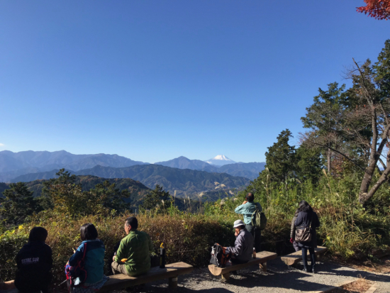 山頂の展望台は混んでますが、もみじ台ではゆっくり富士山を楽しめます。